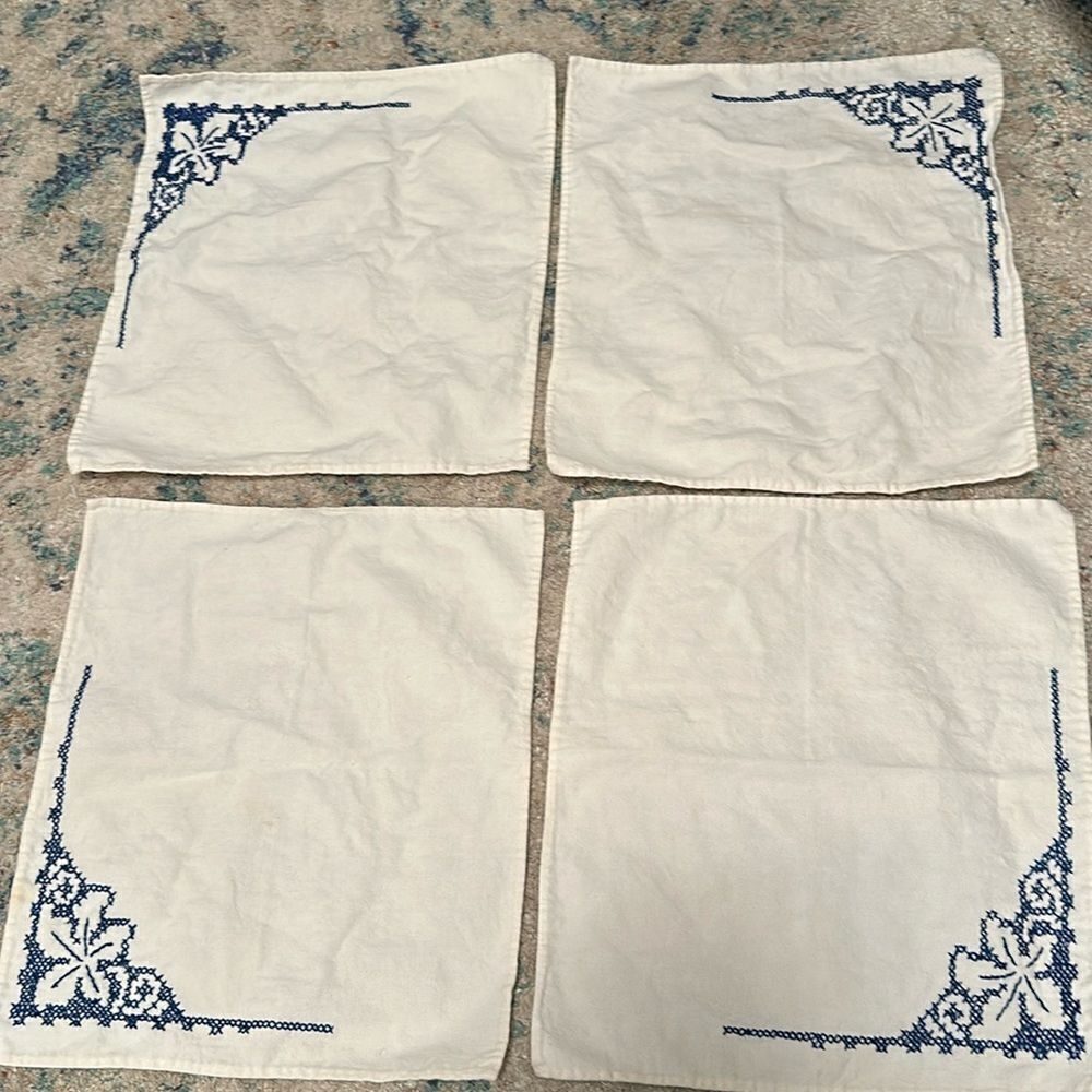 Vintage Embroidered Table Linens (napkins) Lot of 4